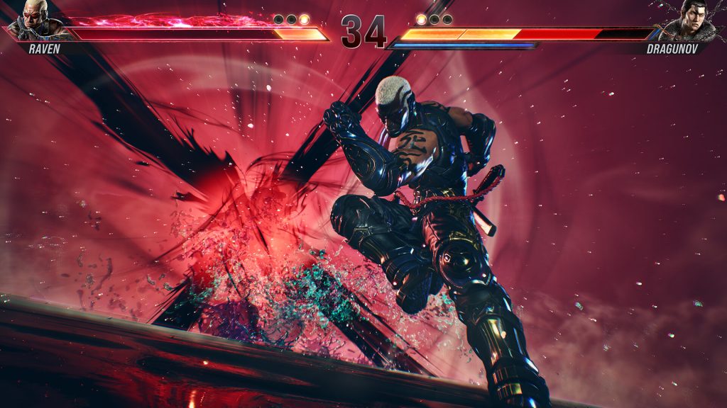 Raven en action dans Tekken 8, exécutant une attaque puissante contre Dragunov, avec un effet spectaculaire de particules et d'énergie rouge sang.